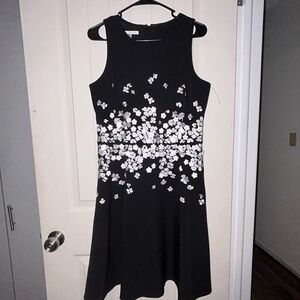 Maggy London Melanie Lyne black dress wht silver flower appliqué 10